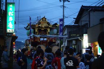 夕暮れの中お餞米奉納へ向かいます