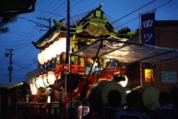 屋台に灯が燈ります