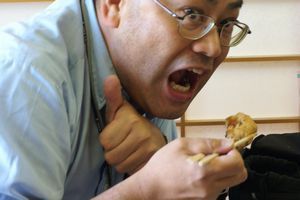 がんもどきを食べる加藤先生