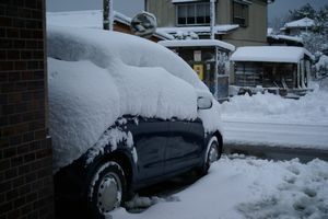 雪の埋もれた車