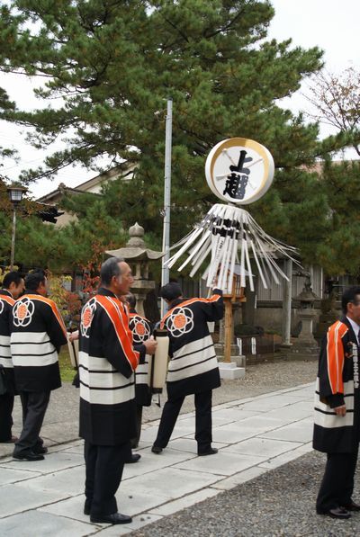 纏を回す若鳶会会長