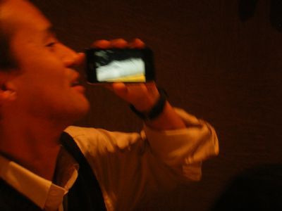 iPhoneでビールを飲む横山先生