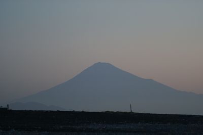 夜明け前の富士山